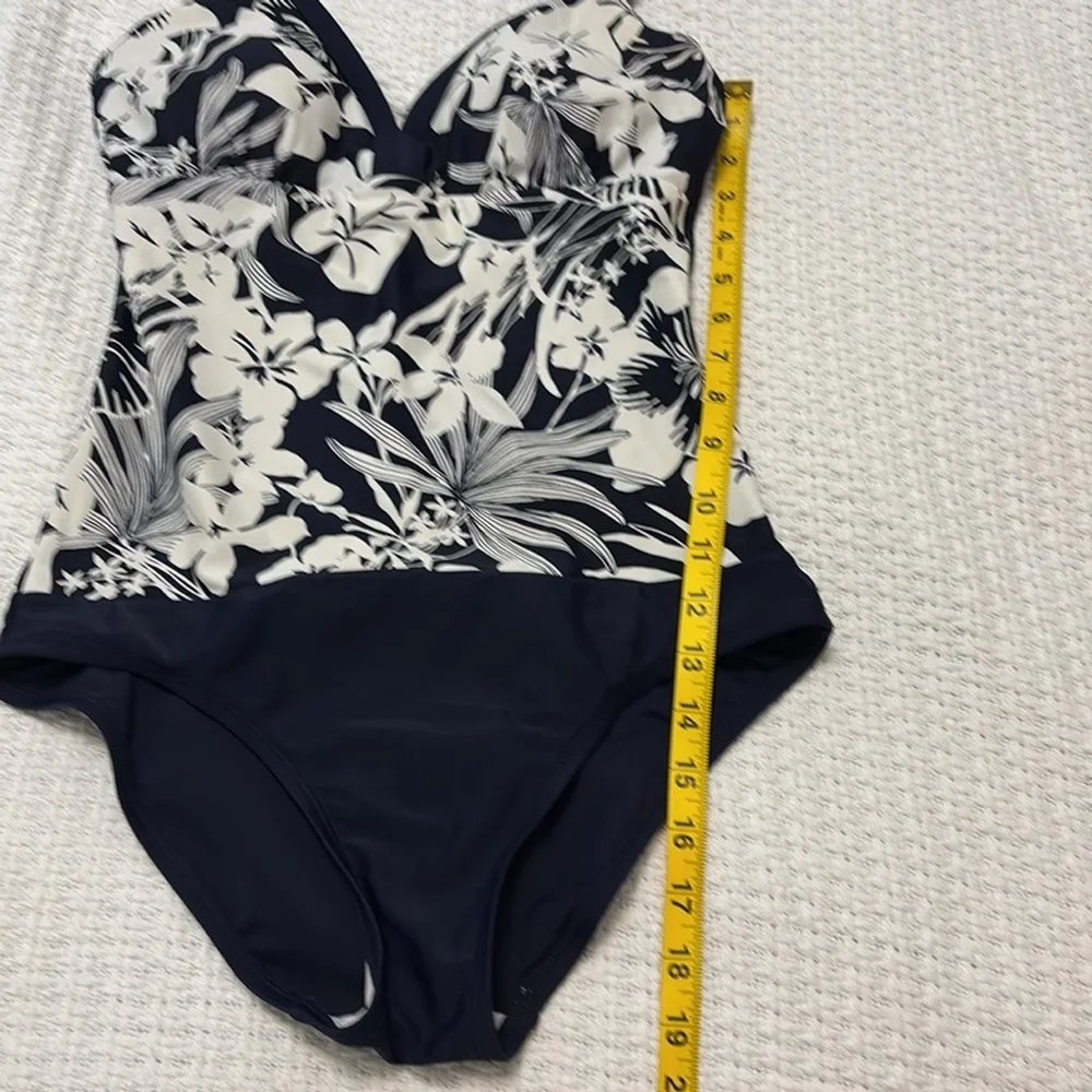 KRISTA floral Black & white one piece Bathing suit padded cups v-neck size 8 - Picture 11 of 12